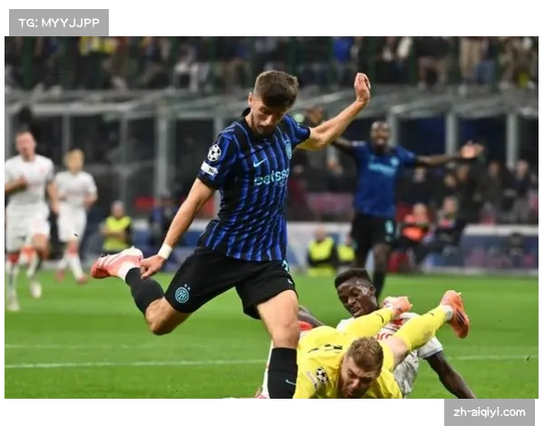 场边镜头：国米主帅因一次本方反击转换太慢而愤怒摔掉水瓶